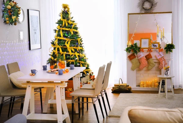 Sala de estar decorada para Navidad — Foto de Stock