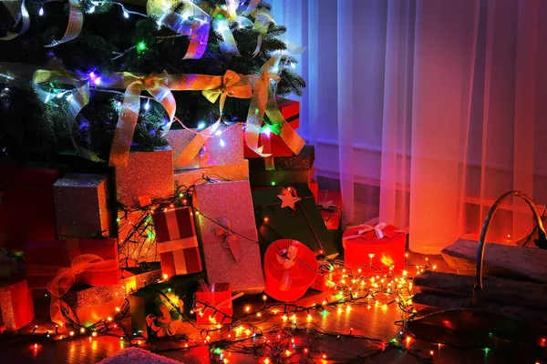 Close-up van vakken met cadeautjes onder de kerstboom, — Stockfoto