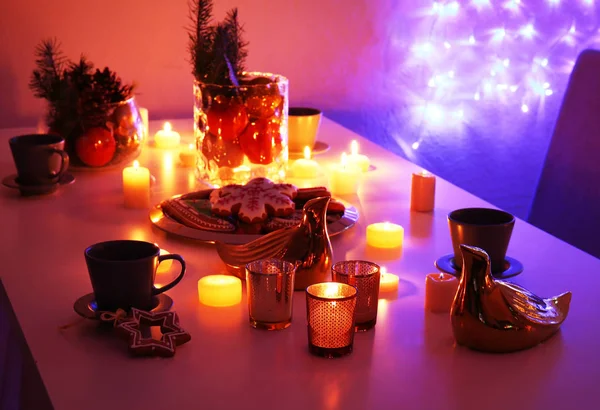 Table avec des bougies préparées pour le dîner de Noël — Photo