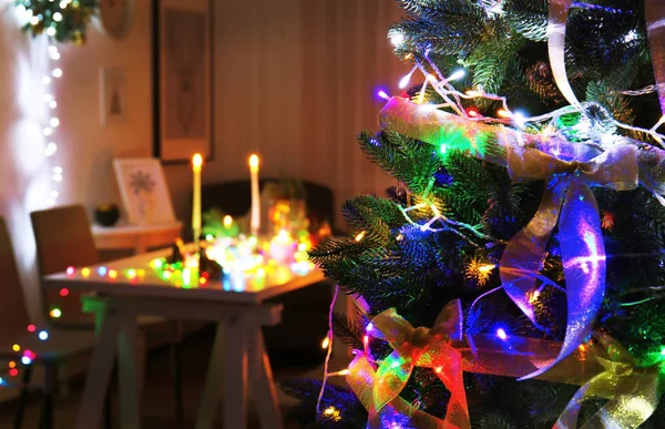 Mooie versierde kerstboom — Stockfoto