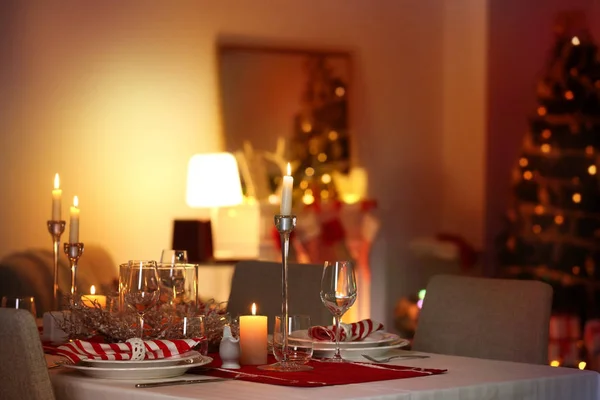 Schöne Tischdekoration für das Weihnachtsessen — Stockfoto