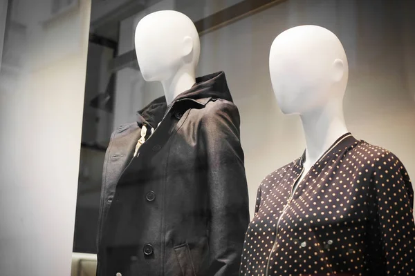 Dressed mannequins at boutique window — Stock Photo, Image