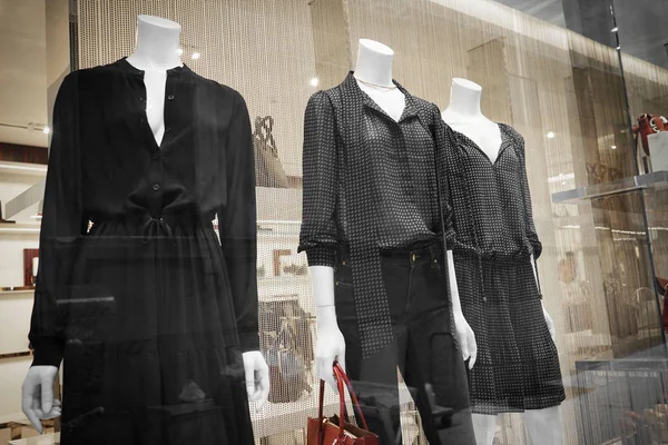 Dressed mannequins at boutique window — Stock Photo, Image