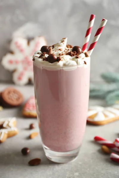 Вкусный молочный коктейль с рождественским украшением — стоковое фото