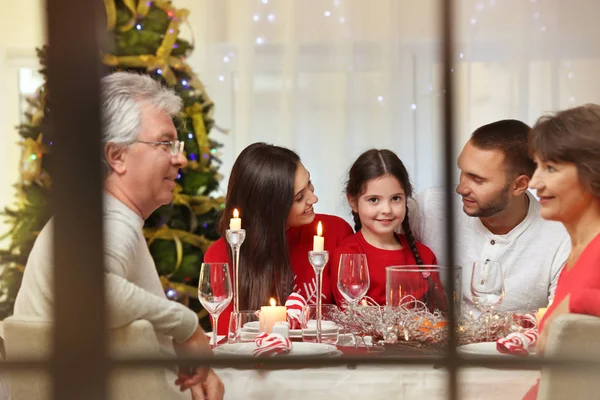 Feliz Familia Sentada Mesa Servida Para Cena Navidad Vista Desde — Foto de Stock