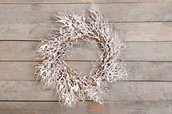 木制背景上美丽的圣诞花环 — 图库照片