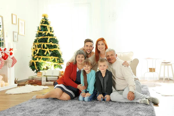 Lycklig Familj Vardagsrummet Inrett Till Jul — Stockfoto