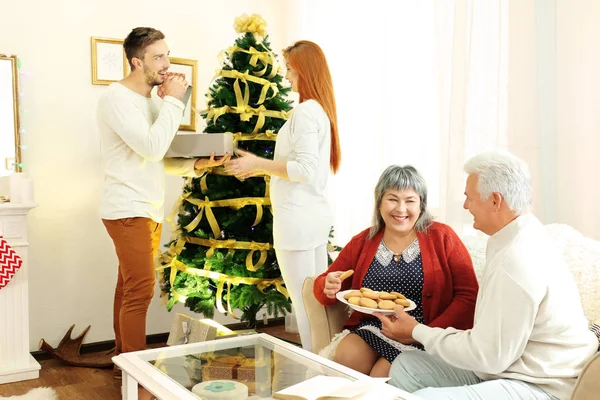 Ευτυχισμένη Οικογένεια Στο Σαλόνι Διακοσμημένη Για Χριστούγεννα — Φωτογραφία Αρχείου