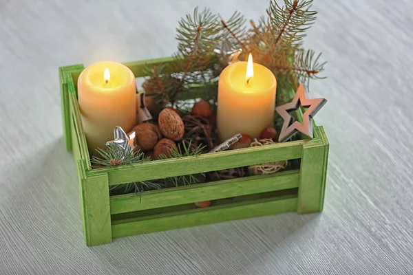 Groene houten doos met kerstversiering op tafel — Stockfoto