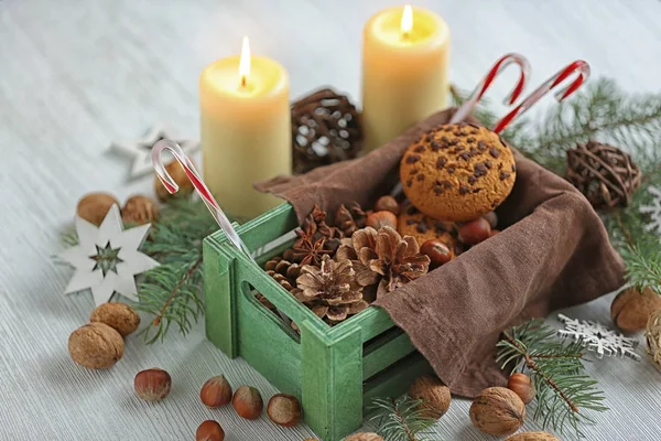 Caixa verde com decoração de Natal na mesa — Fotografia de Stock