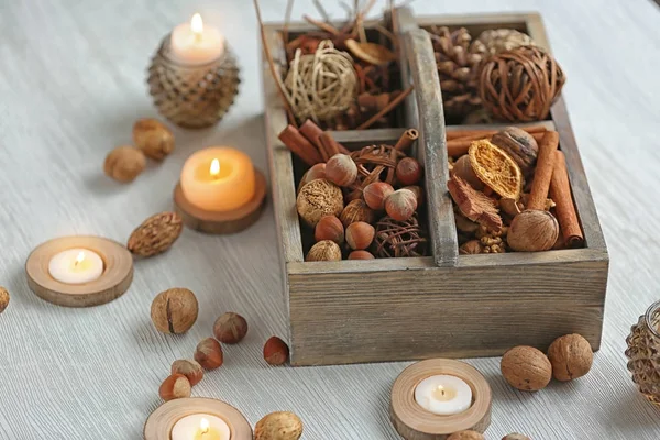 Weihnachtskomposition auf weißem Holztisch — Stockfoto