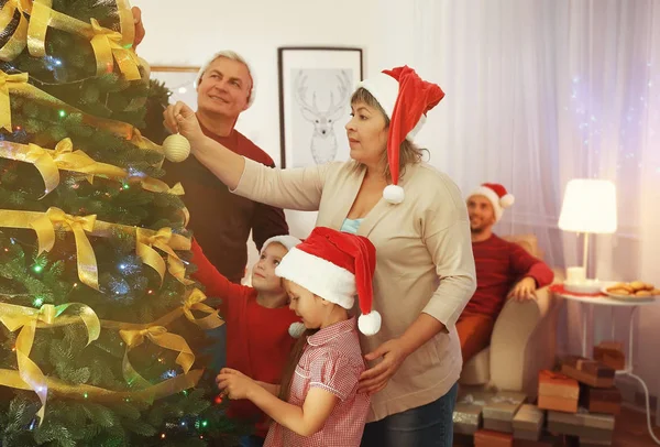 Ηλικιωμένο Ζευγάρι Και Εγγόνια Τους Διακόσμηση Του Χριστουγεννιάτικου Δέντρου Στο — Φωτογραφία Αρχείου