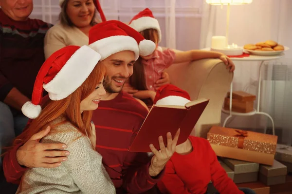 Rodzinne Czytanie Książki Salon Urządzony Boże Narodzenie — Zdjęcie stockowe