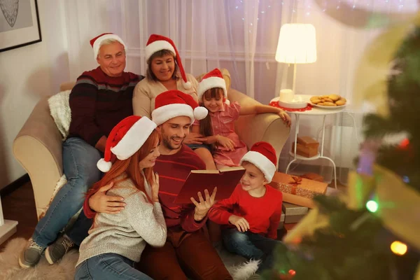 Libro Lectura Familiar Salón Decorado Para Navidad — Foto de Stock