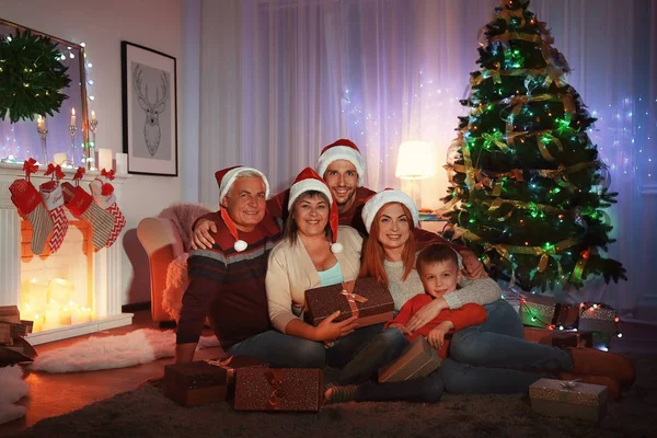 Familj med jul presenterar i vardagsrum — Stockfoto