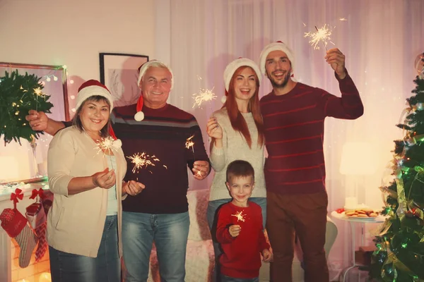 Οικογένεια με βεγγαλικά στο σαλόνι διακοσμημένο για τα Χριστούγεννα — Φωτογραφία Αρχείου