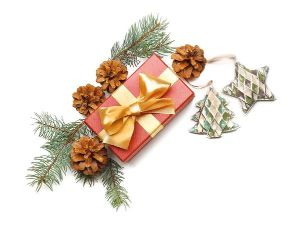 Concepto de Navidad. Caja de regalo roja con pino, conos y decoraciones sobre fondo blanco — Foto de Stock