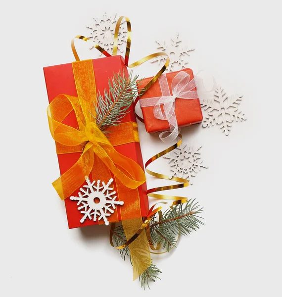 Noel kavramı. Çam ve beyaz arka plan üzerinde süslemeleri ile hediye kutuları — Stok fotoğraf