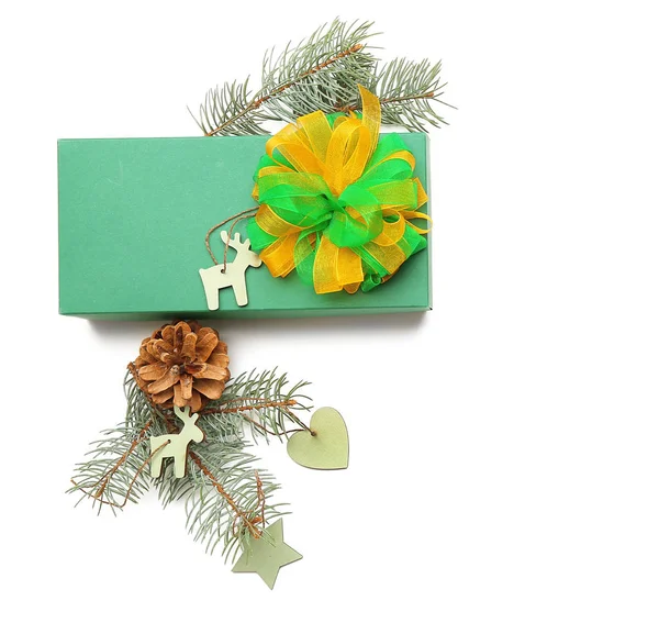 Vánoční koncepce. Dárkové krabice a ozdoby na bílém pozadí — Stock fotografie