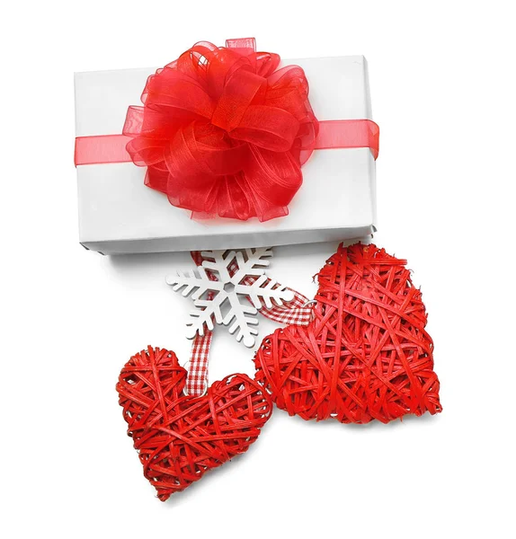 Caja de regalo de Navidad con gran lazo rojo y corazones decorativos aislados en blanco — Foto de Stock