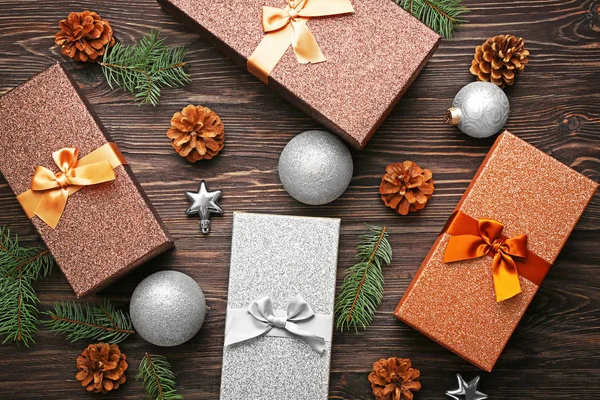 Concepto de Navidad. Cajas de regalo y decoraciones sobre fondo de madera —  Fotos de Stock