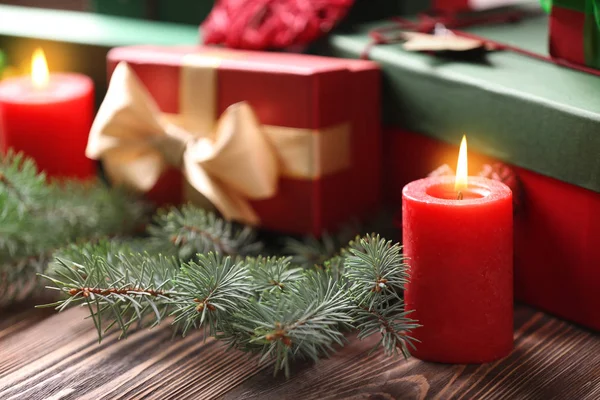 Kerst concept. Geschenkdozen en decoraties op houten tafel, close-up — Stockfoto