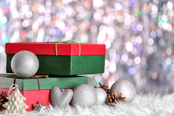 Conceito de Natal. Caixas de presente e decorações em fundo bokeh — Fotografia de Stock
