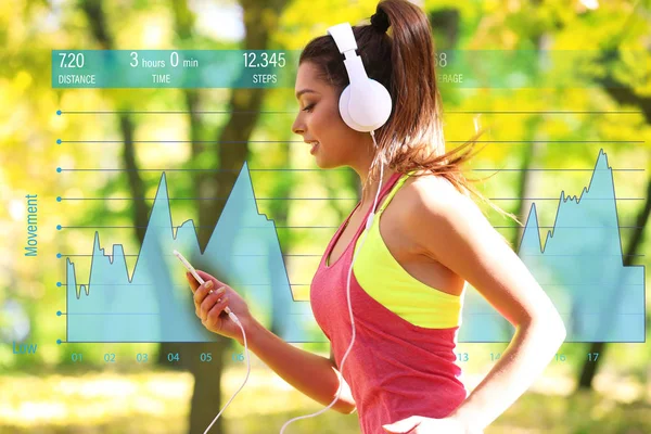 Jonge vrouw joggen in het park. Afbeelding van de opleiding van de resultaten. Gezondheidszorg en sport concept. — Stockfoto