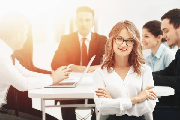 Jonge Vrouw Zakelijke Bijeenkomst Kantoor — Stockfoto