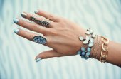 Ženská ruka s šperky na barvu pozadí
