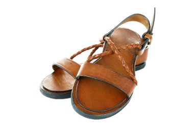 beyaz izole kahverengi deri sandalet