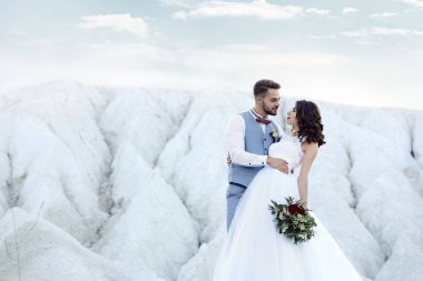 Gelin ve damat ve güzel manzara