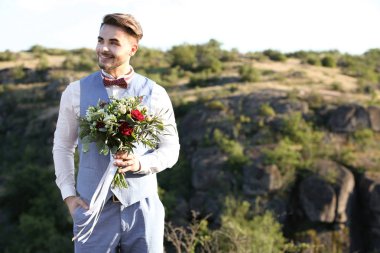Güzel peyzaj üzerinde duran damat