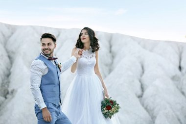 Gelin ve damat ve güzel manzara