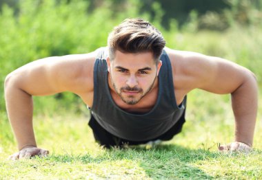 Yapım şınav açık havada genç adam