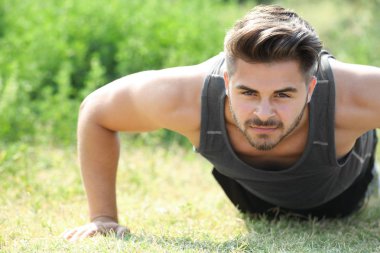 Yapım şınav açık havada genç adam