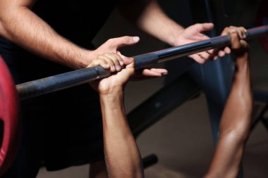 Kişisel antrenör ile Halter salonunda adam yardım