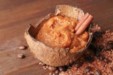 Ahşap zemin üzerine Hindistan cevizi kabuk tarçın çubuğu ile vücut scrub