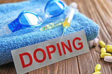 Spor malzemeleri, Doping kelime ve ahşap arka plan üzerinde şırınga