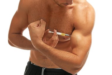 Kaslı adam beyaz arka plan üzerinde Steroidler enjekte