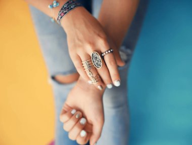 Takı renk arka plan üzerinde ile eller