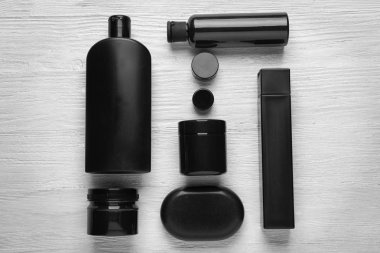 Beyaz ahşap zemin üzerinde kozmetik ürünleri