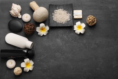 Koyu arkaplanda güzel bir spa kompozisyonu