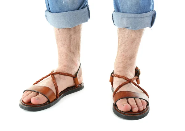 Sandalias de cuero marrón en los pies del hombre aisladas en blanco —  Fotos de Stock