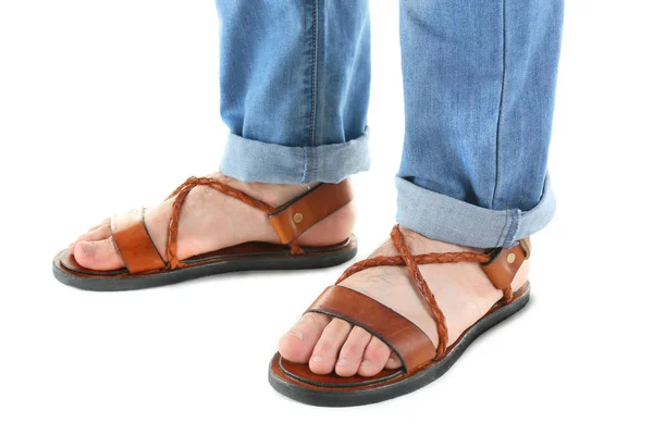 Коричневые кожаные сандалии на ногах человека изолированы на белом — стоковое фото