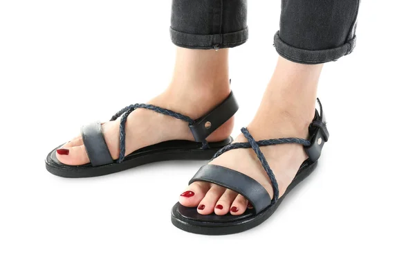 Siyah deri sandalet üzerine beyaz izole kadın ayakları üzerinde — Stok fotoğraf