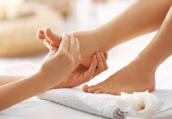 Massaggio ai piedi nel salone spa, primo piano — Foto Stock