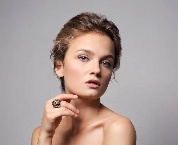 Retrato de una hermosa joven sobre fondo de color — Foto de Stock