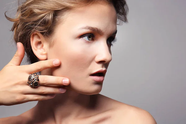 Portret van mooie jonge vrouw op kleur achtergrond — Stockfoto