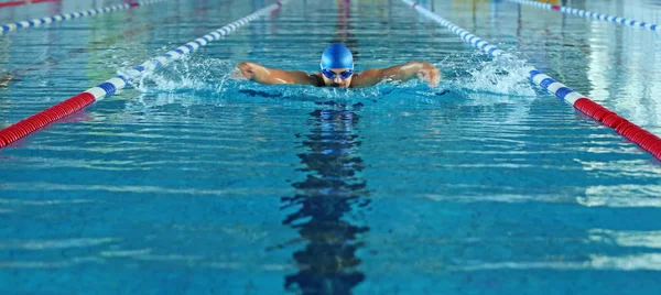 Young man swimming in pool — Stock Photo, Image